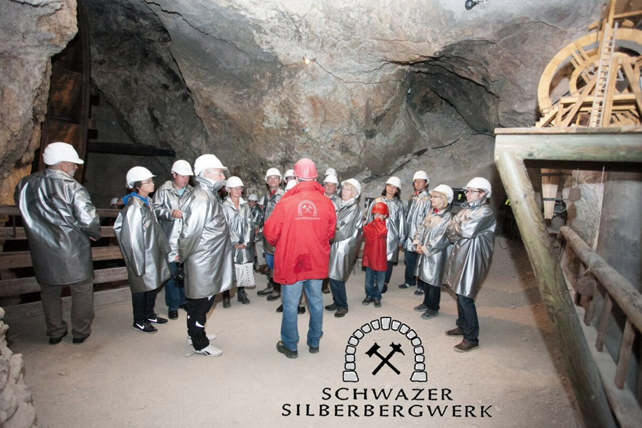 Eine Gruppe, die durch das Silberbergwerk Schwaz geführt wird.