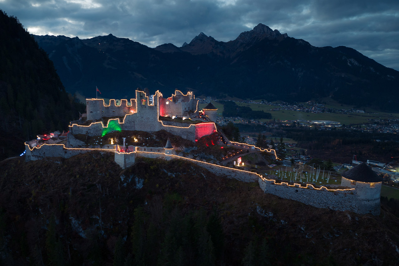 Die Ehrenberger Burg bei Nacht. Die Silhouette wird durch LED-Lichter sichtbar gemacht.
