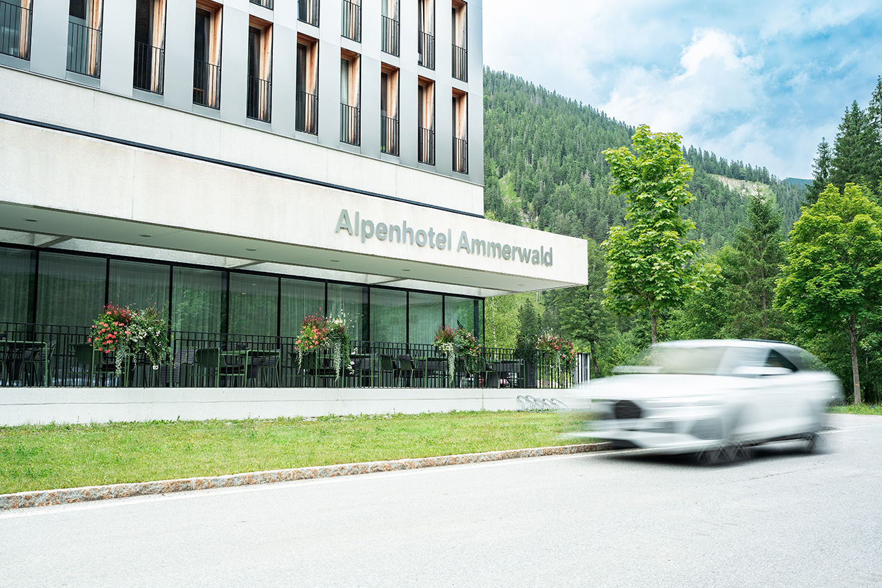 Außenansicht des Alpenhotel Ammerwald bei Nacht in der Winterzeit.