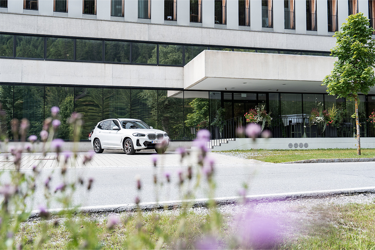 Vor dem Hotel geparkter, weißer BMW.