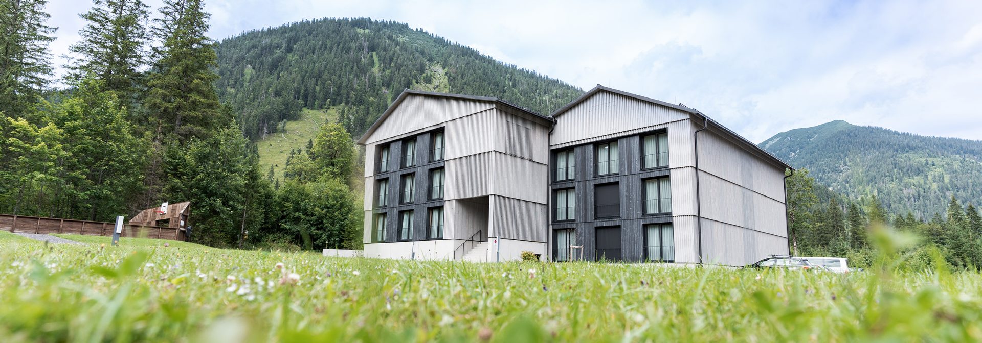 Außenansicht des Personalhauses für die Mitarbeiter und Mitarbeiterinnen des  Alpenhotel Ammerwald.