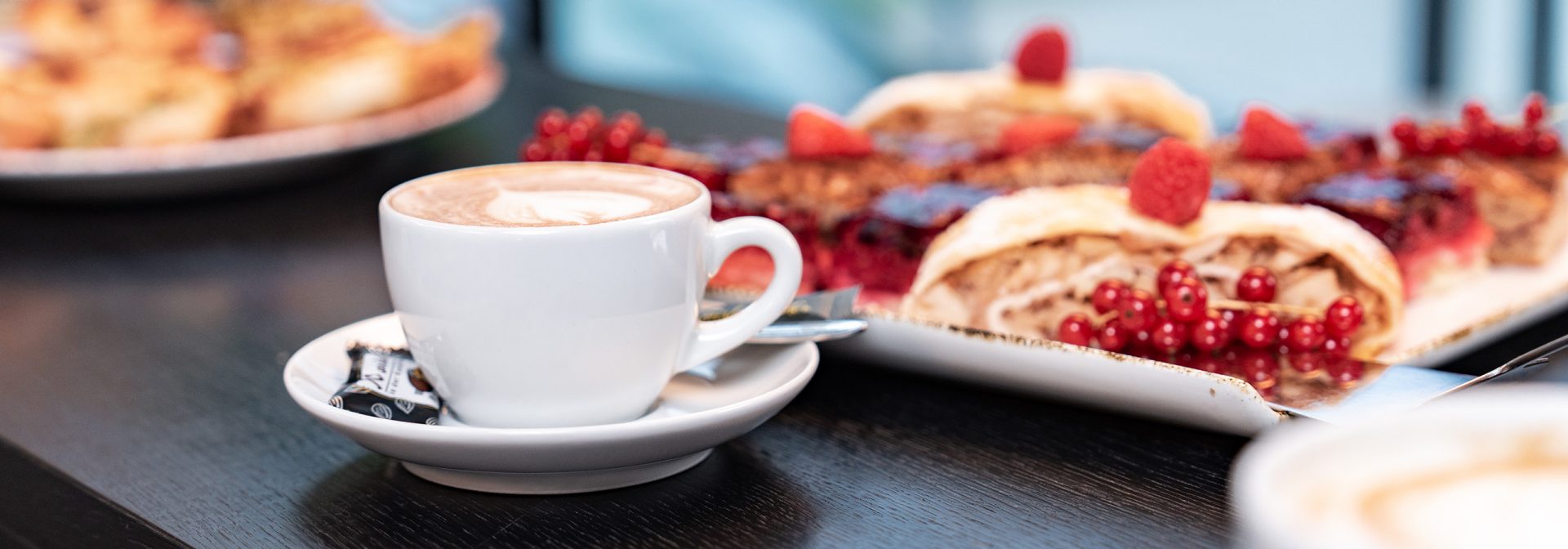 Ein Cappuccino und Topfenauflauf. 