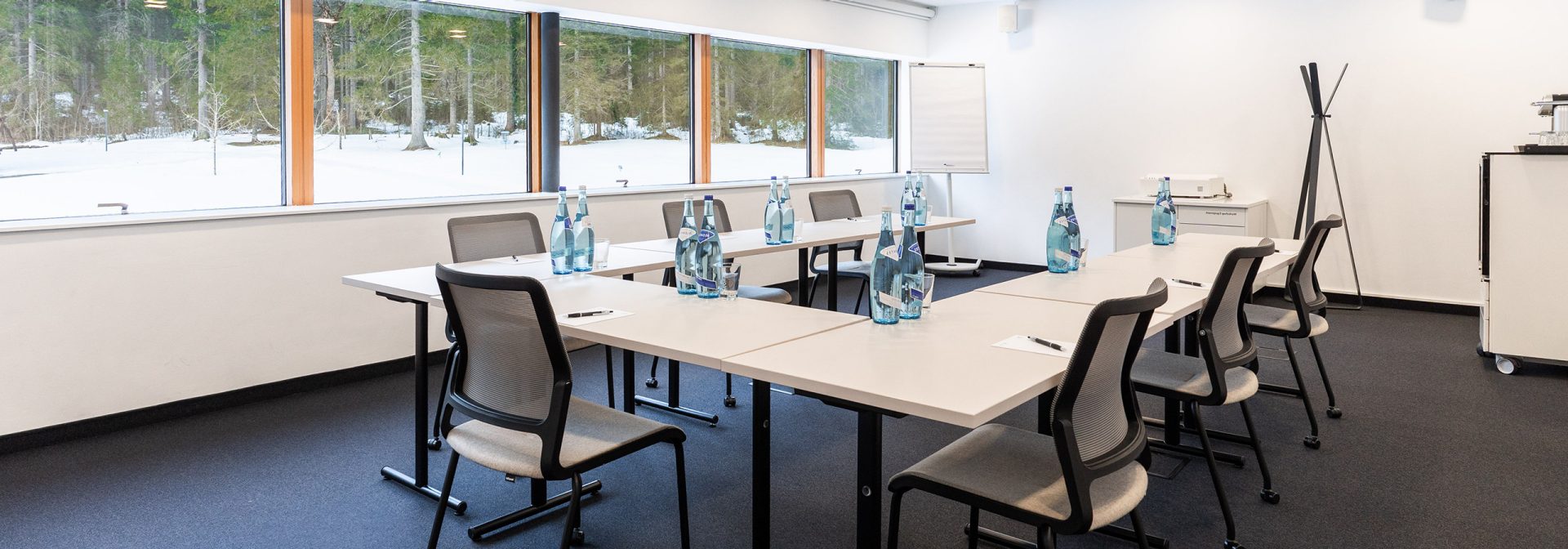 Workshopraum mit Tisch in U-Form und Sitzgelegenheiten für 10 Personen.