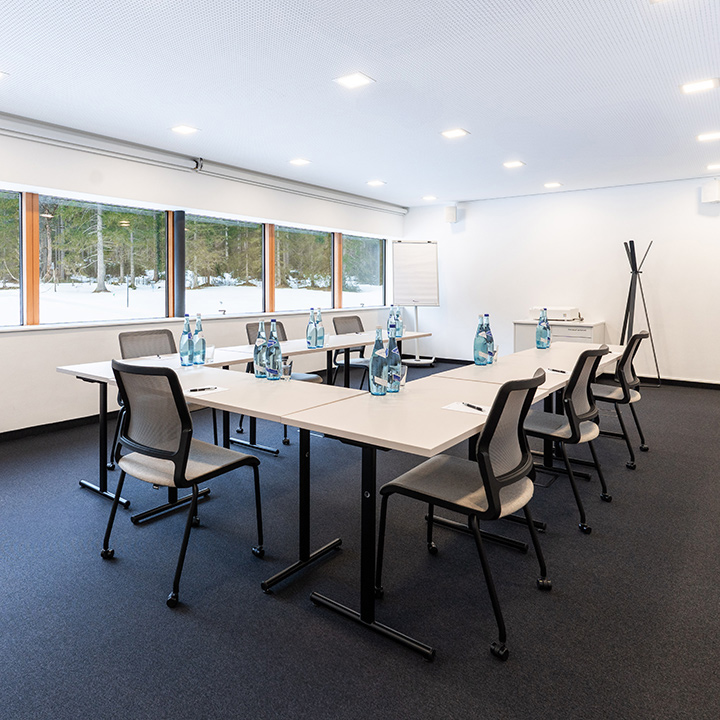 Workshopraum mit Tisch in U-Form und Sitzgelegenheiten für 10 Personen.