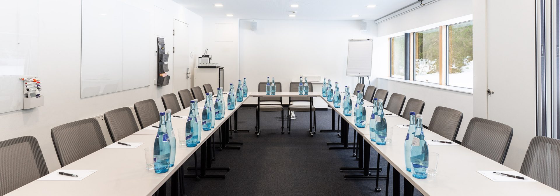 Workshopraum mit Tisch in U-Form und Sitzgelegenheiten für 16 Personen.