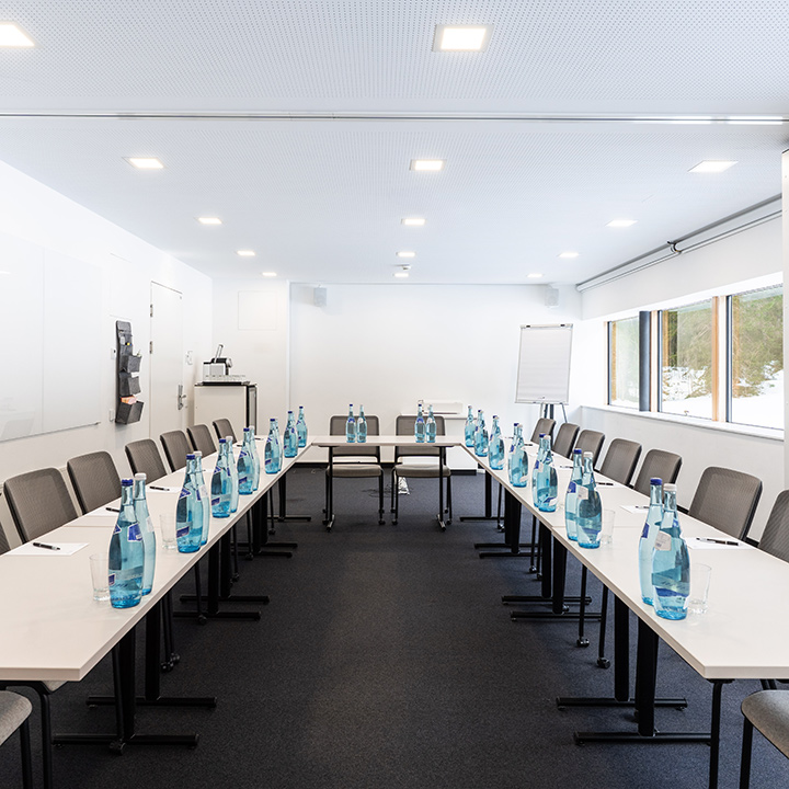 Workshopraum mit Tisch in U-Form und Sitzgelegenheiten für 16 Personen.