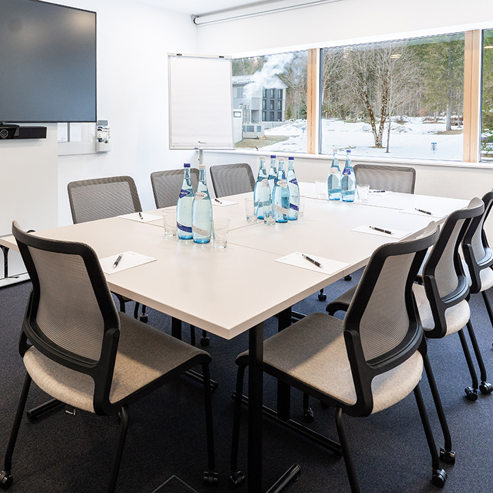 Workshopraum mit Tisch in Block-Form und Sitzgelegenheiten für 8 Personen.