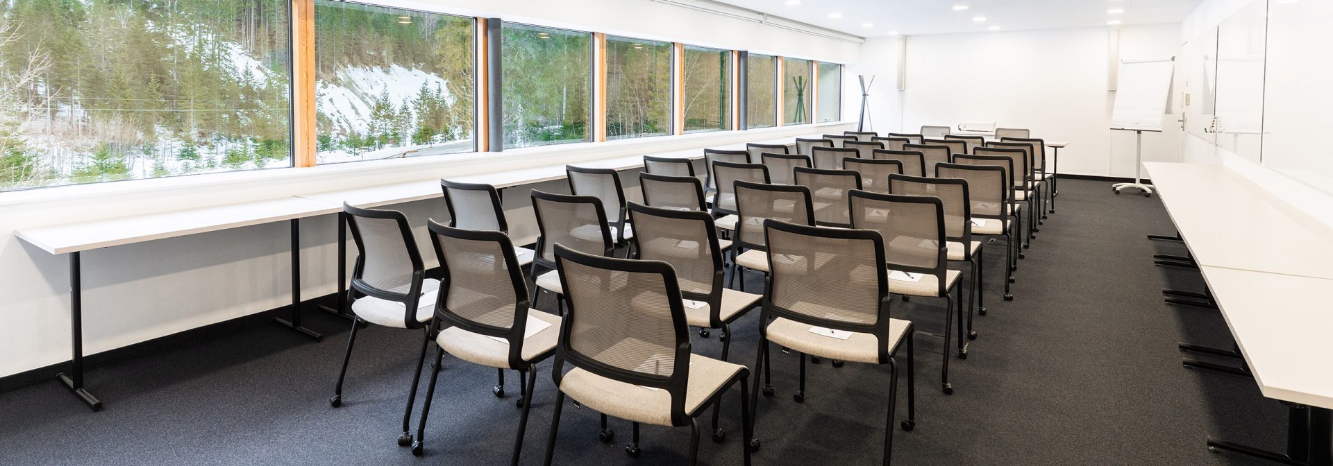 Workshopraum mit Tisch in U-Form und Sitzgelegenheiten für 20 Personen.