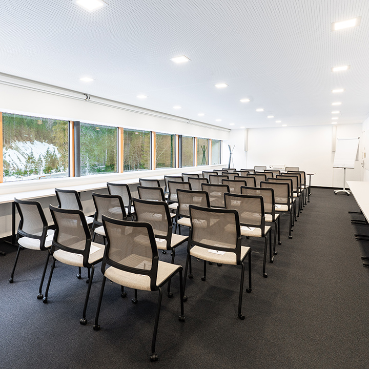 Workshopraum mit Tisch in U-Form und Sitzgelegenheiten für 20 Personen.