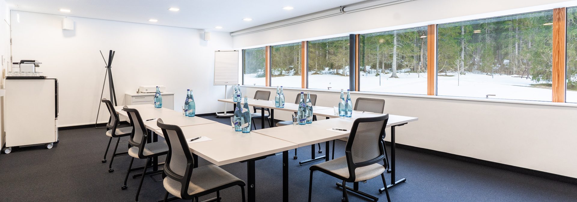 Workshopraum mit Tisch in U-Form und Sitzgelegenheiten für 10 Personen.