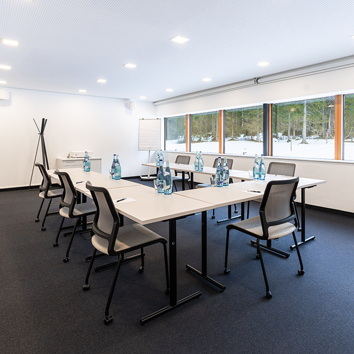 Workshopraum mit Tisch in U-Form und Sitzgelegenheiten für 10 Personen.