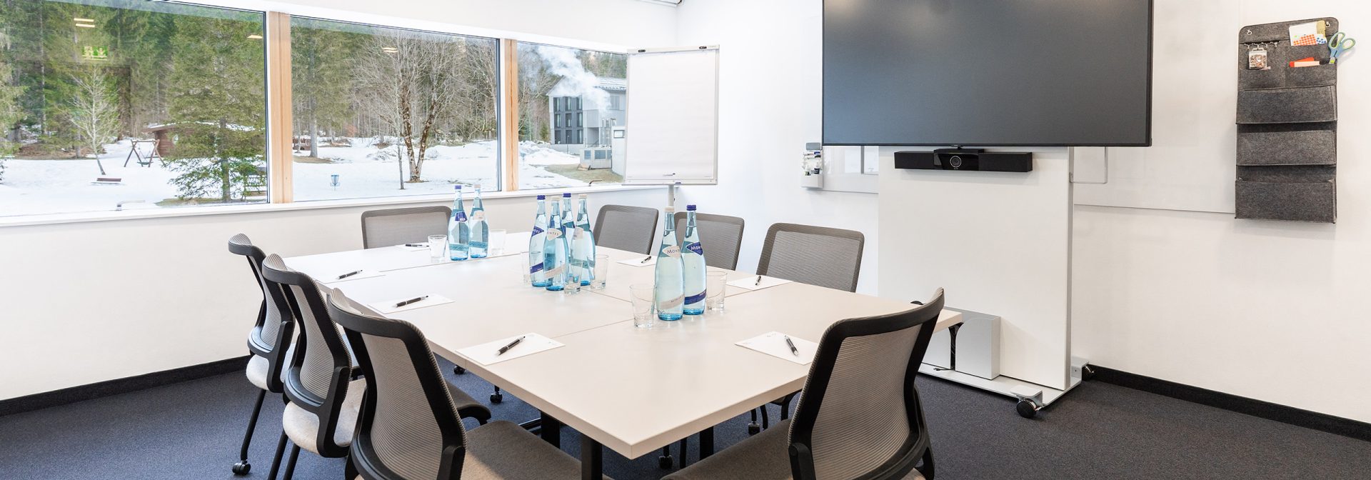 Workshopraum mit Tisch in Block-Form und Sitzgelegenheiten für 8 Personen.