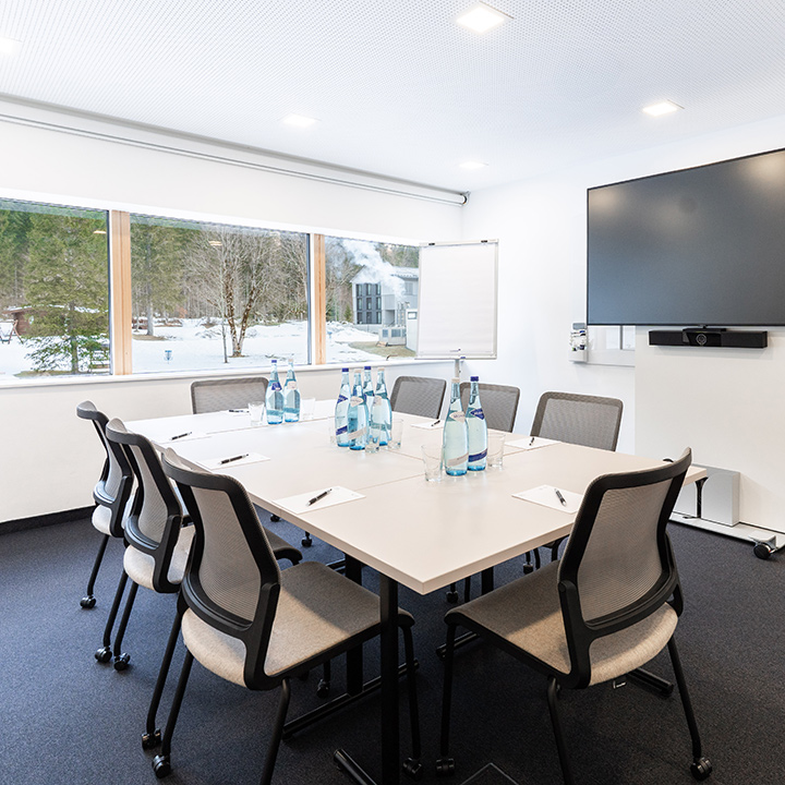 Workshopraum mit Tisch in Block-Form und Sitzgelegenheiten für 8 Personen.