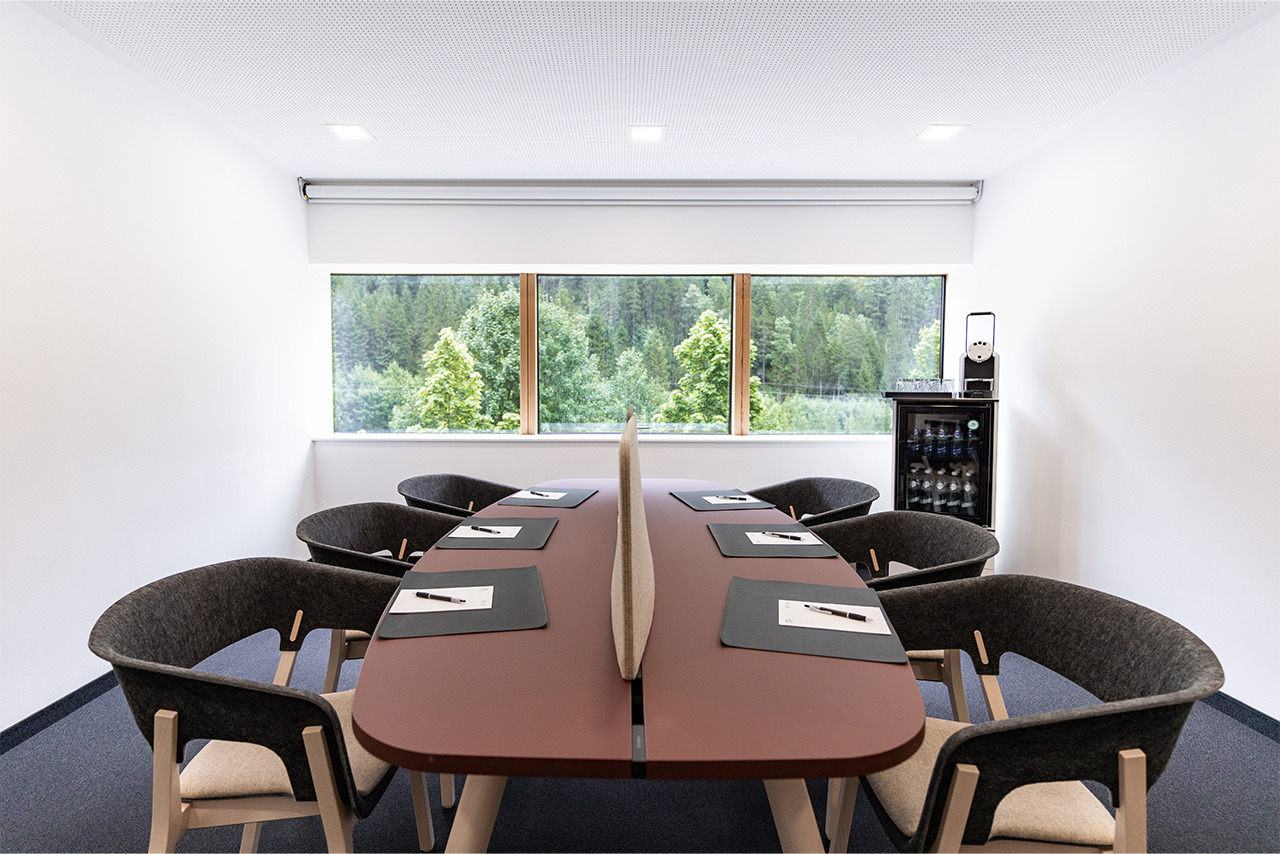Ein workshopraum, in dem ein ovaler Tisch mit Bestuhlung für sieben Personen steht.
