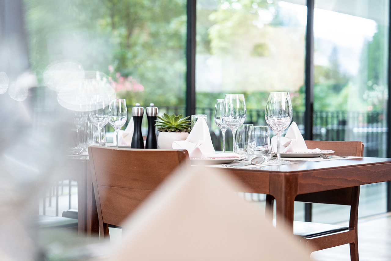 Ein gedeckter Tisch im Hotel Restaurant.