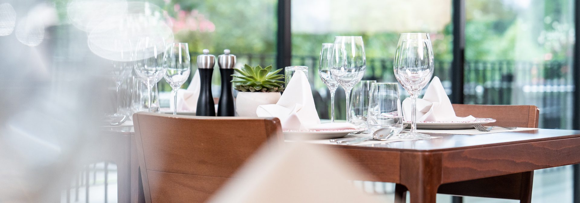 Ein gedeckter Tisch im Hotel Restaurant.
