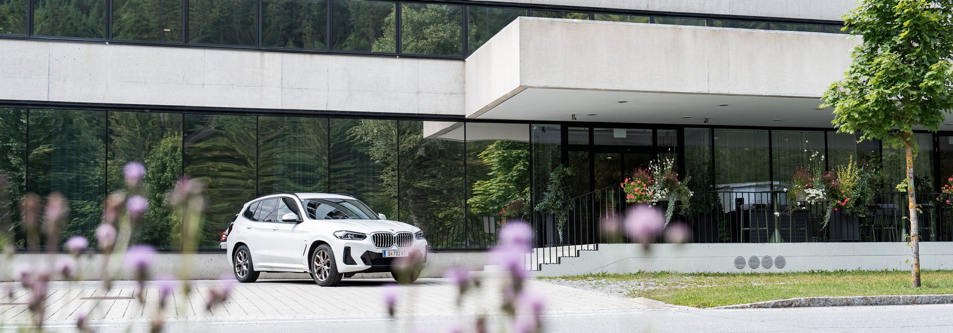 Vor dem Hotel geparkter, weißer BMW.