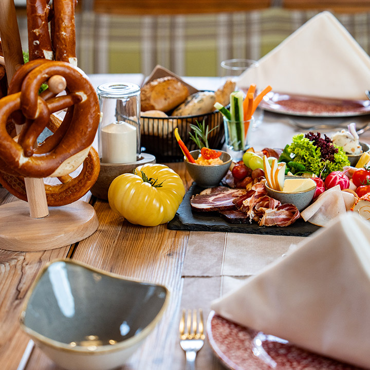 Gedeckter Tisch mir Gemüse, Obst und verschiedenen Käsesorten